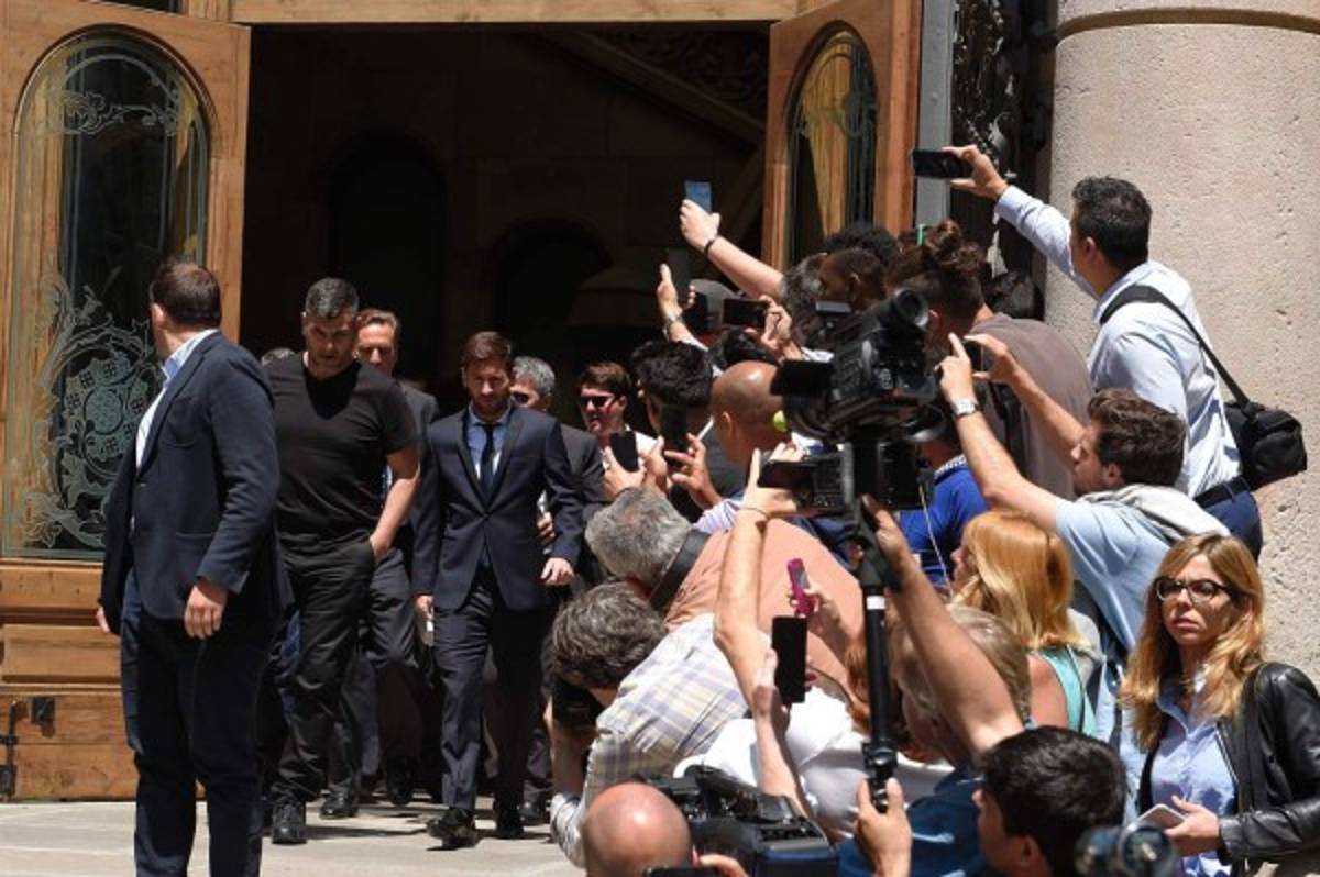 Fotos: Hostil recibimiento a Messi en la puerta del juzgado en Barcelona