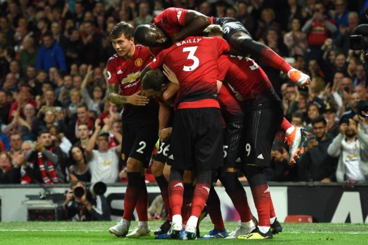 Manchester United's English defender Luke Shaw celebrates with teammates after scoring the team's second goal during the English Premier League football match between Manchester United and Leicester City at Old Trafford in Manchester, north west England, on August 10, 2018. / AFP PHOTO / Oli SCARFF / RESTRICTED TO EDITORIAL USE. No use with unauthorized audio, video, data, fixture lists, club/league logos or 'live' services. Online in-match use limited to 120 images. An additional 40 images may be used in extra time. No video emulation. Social media in-match use limited to 120 images. An additional 40 images may be used in extra time. No use in betting publications, games or single club/league/player publications /