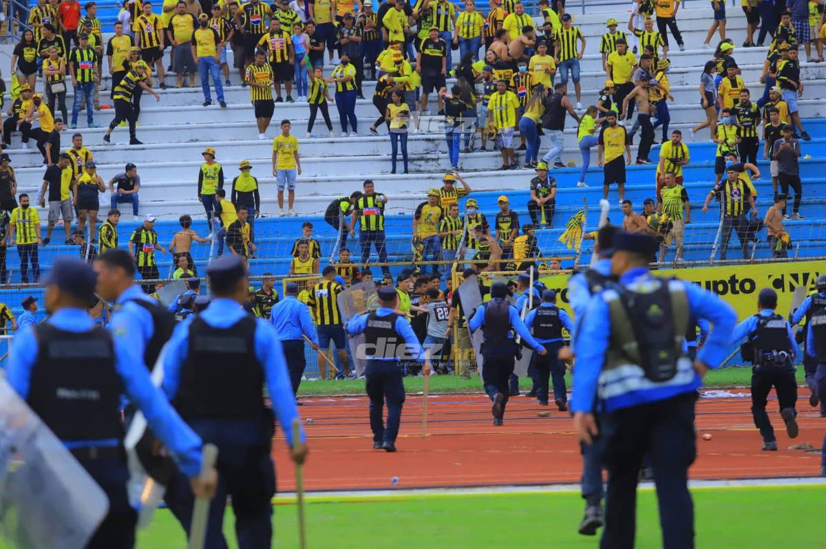 Vergonzosas imágenes: Así fueron los actos vandálicos de los aficionados del Real España en el estadio Olímpico tras perder la final
