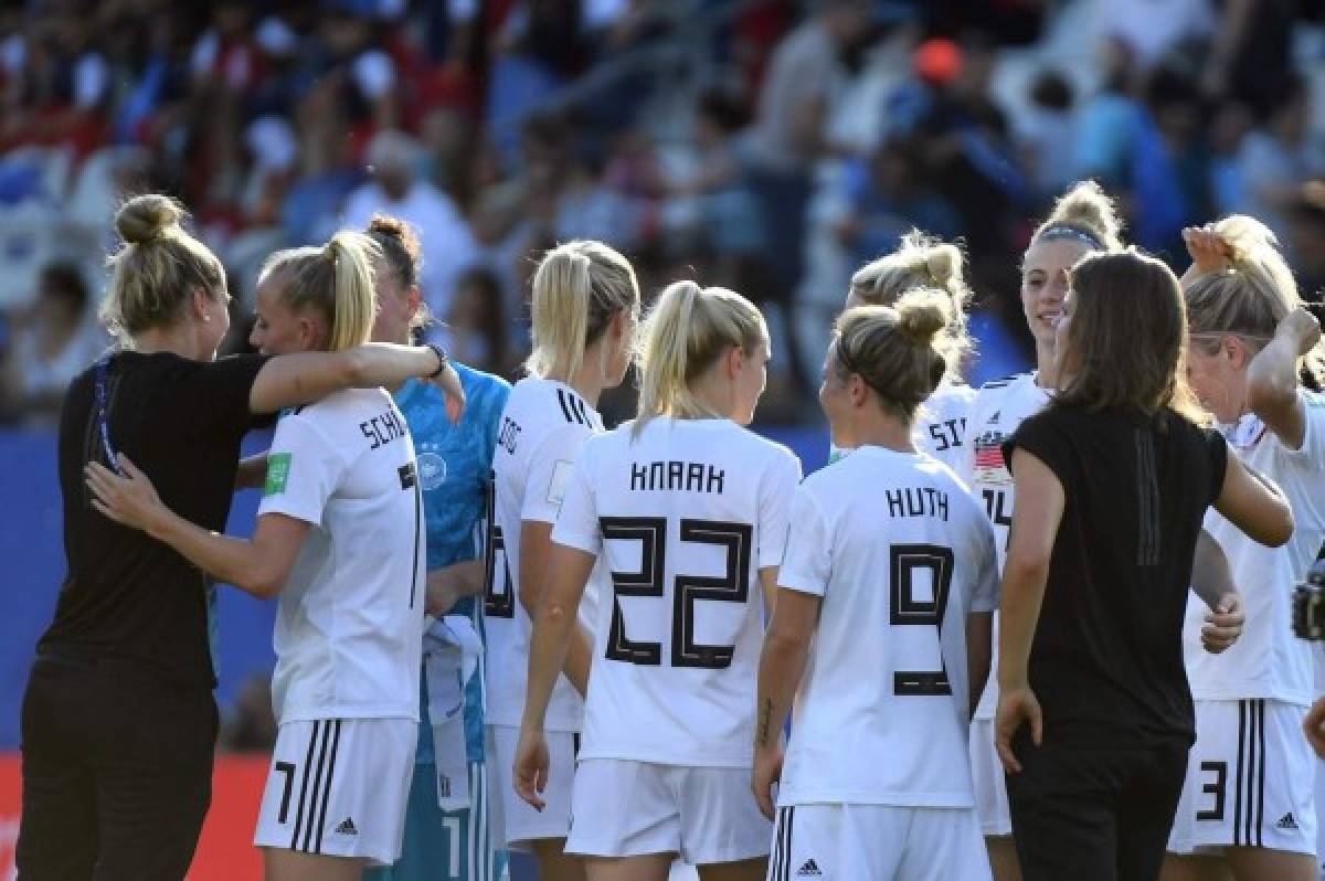 German players celebrate at the end of the France 2019 Women's World Cup round of sixteen football match between Germany and Nigeria, on June 22, 2019, at the Stades des Alpes stadium in Grenoble, central eastern France. (Photo by Jean-Pierre Clatot / AFP)