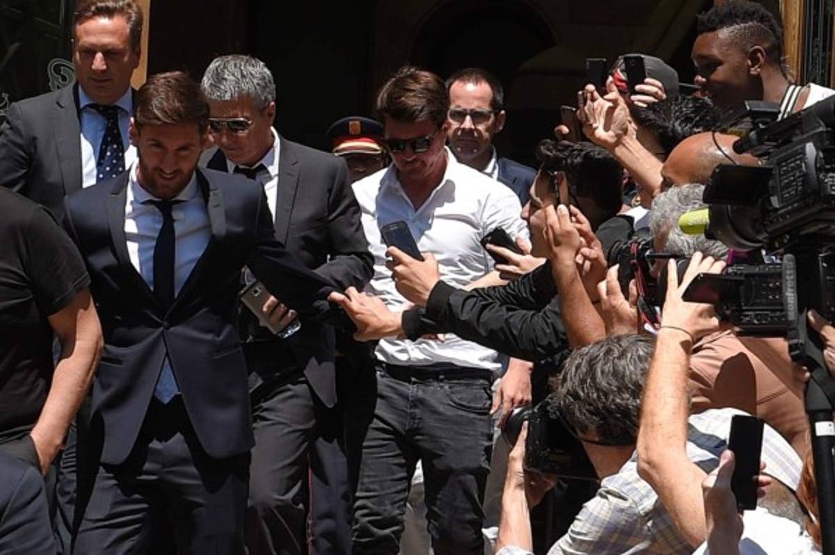 Fotos: Hostil recibimiento a Messi en la puerta del juzgado en Barcelona