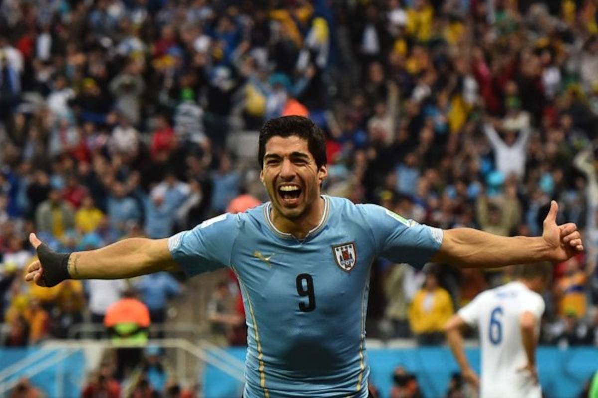 Uruguay ganó 2-1 a Inglaterra con un doblete de Luis Suárez
