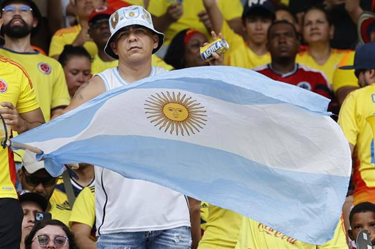 No se vio por TV: La colombiana que se encueró en las gradas, la tristeza de Argentina y la bajeza del Dibu Martínez