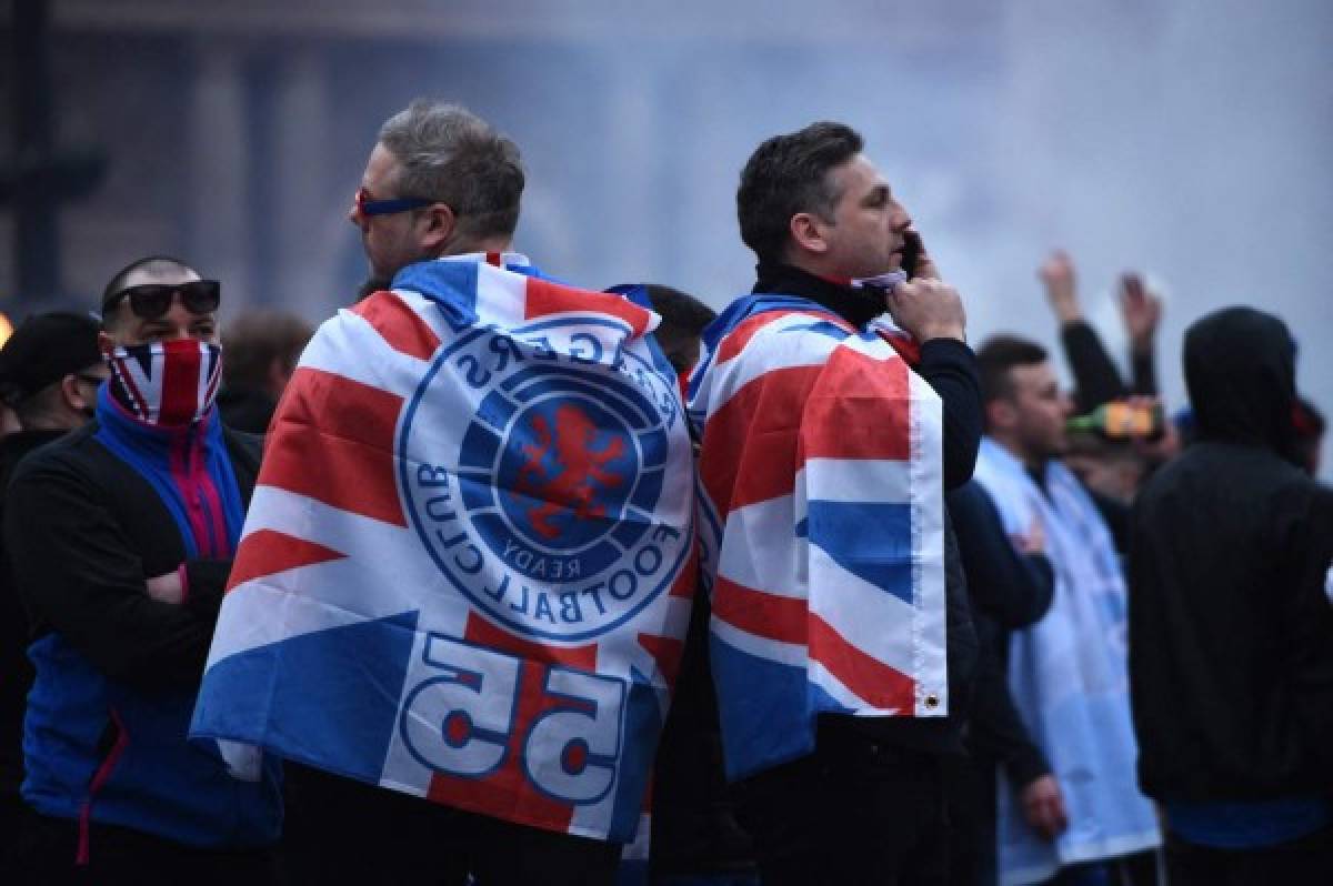 Niños heridos, policías y botellas al aire: Así fue la eufórica celebración de la afición del Rangers de Escocia tras campeonizar