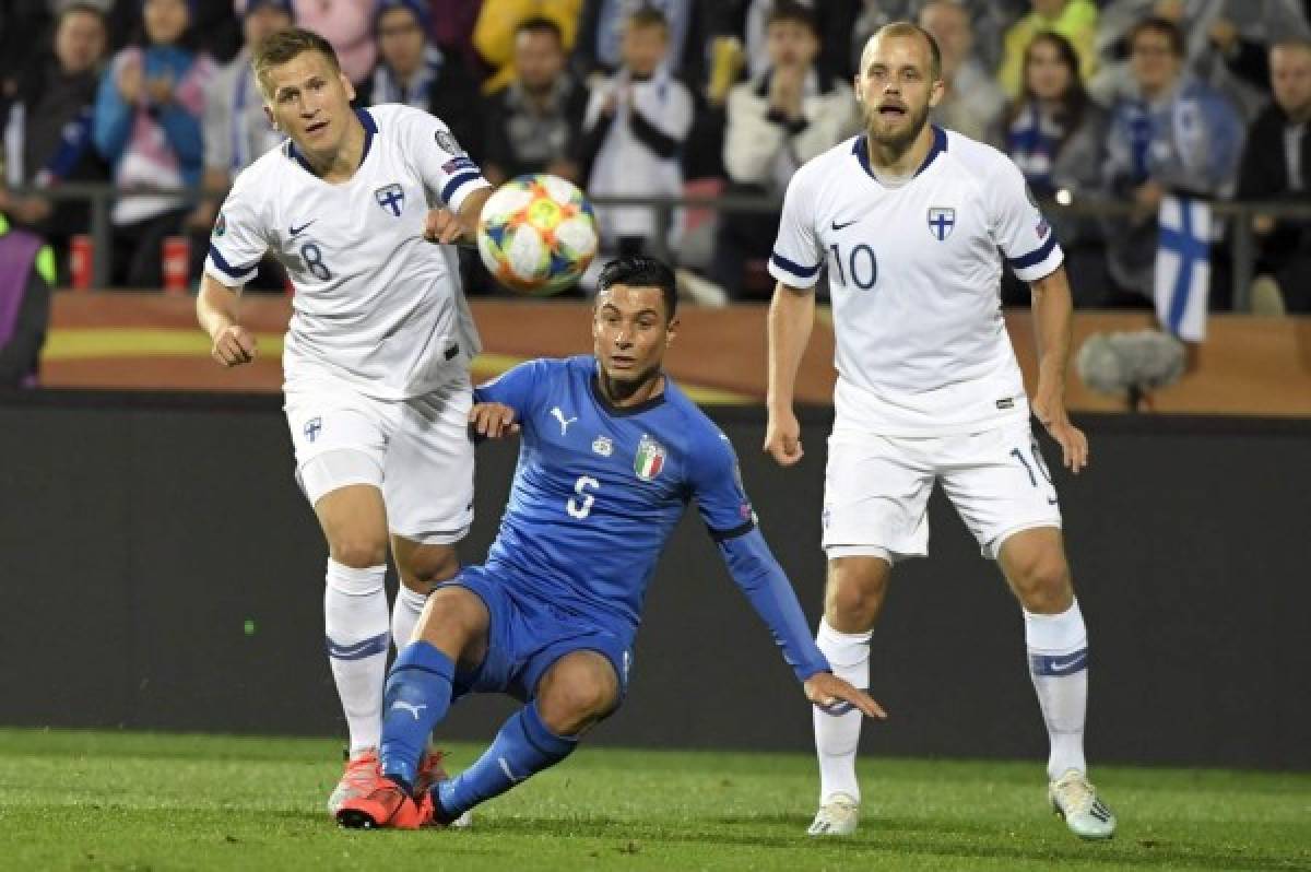 Robin Lod (L) and Teemu Pukki (R) of Finland vie for the ball with Italy's defender Armando Izzo vie for the ball during the UEFA Euro 2020 Group J qualification football match Finland vs Italy in Tampere, Finland on September 8, 2019. (Photo by Markku Ulander / Lehtikuva / AFP) / Finland OUT