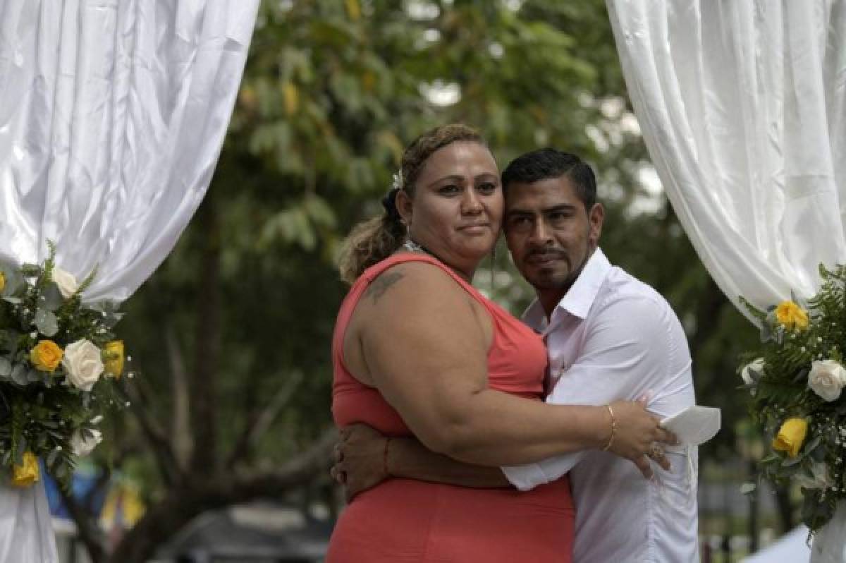 ¡Locura de amor en San Valentín! Un total de 44 parejas salvadoreñas celebran boda colectiva en el parque de los enamorados