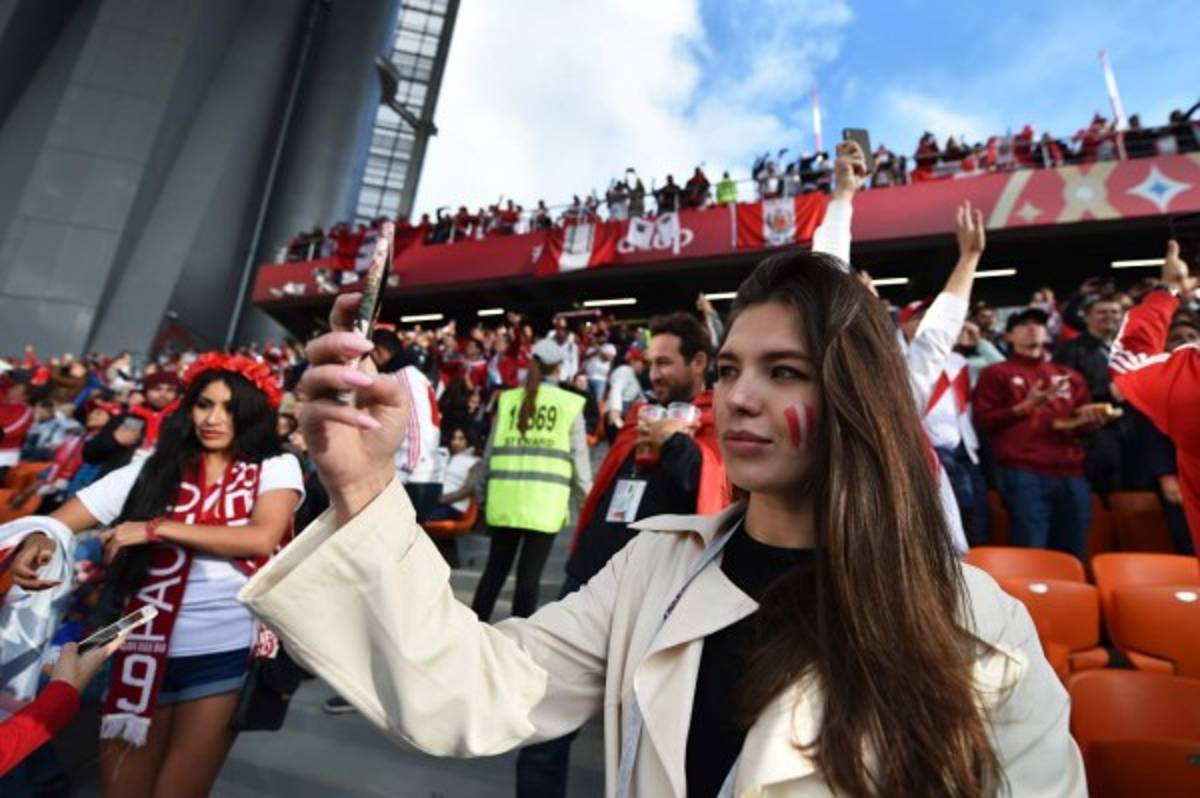 Francia y Perú engalanan Rusia 2018 con sus bellas aficionadas
