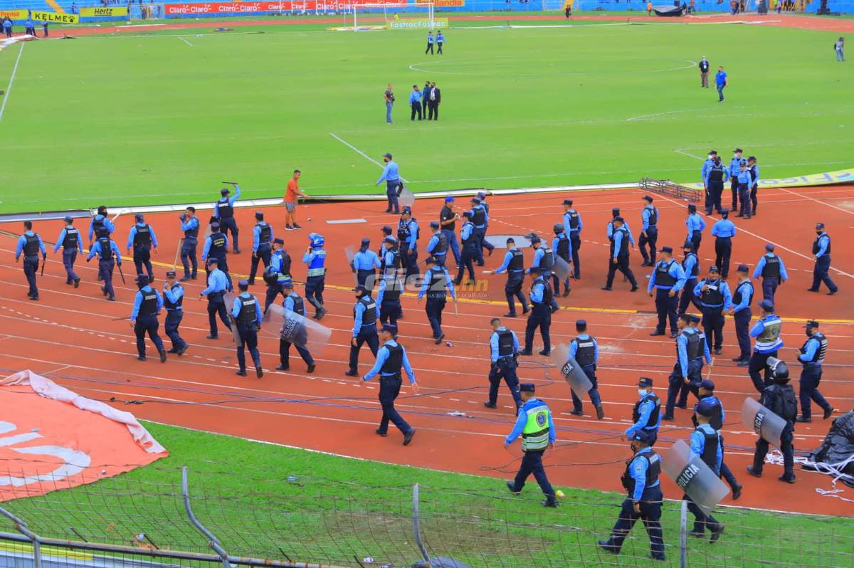 Vergonzosas imágenes: Así fueron los actos vandálicos de los aficionados del Real España en el estadio Olímpico tras perder la final
