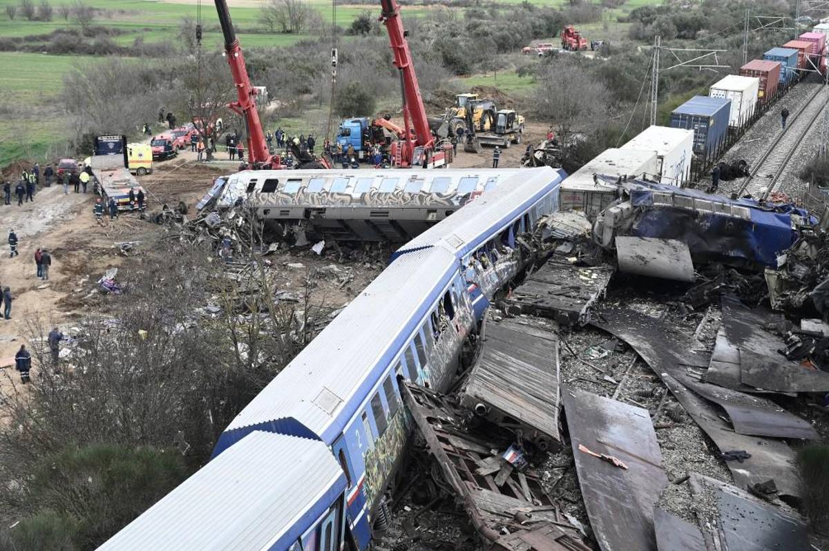 Las fotos del brutal choque de trenes en Grecia: el motivo del accidente y murieron 36 personas