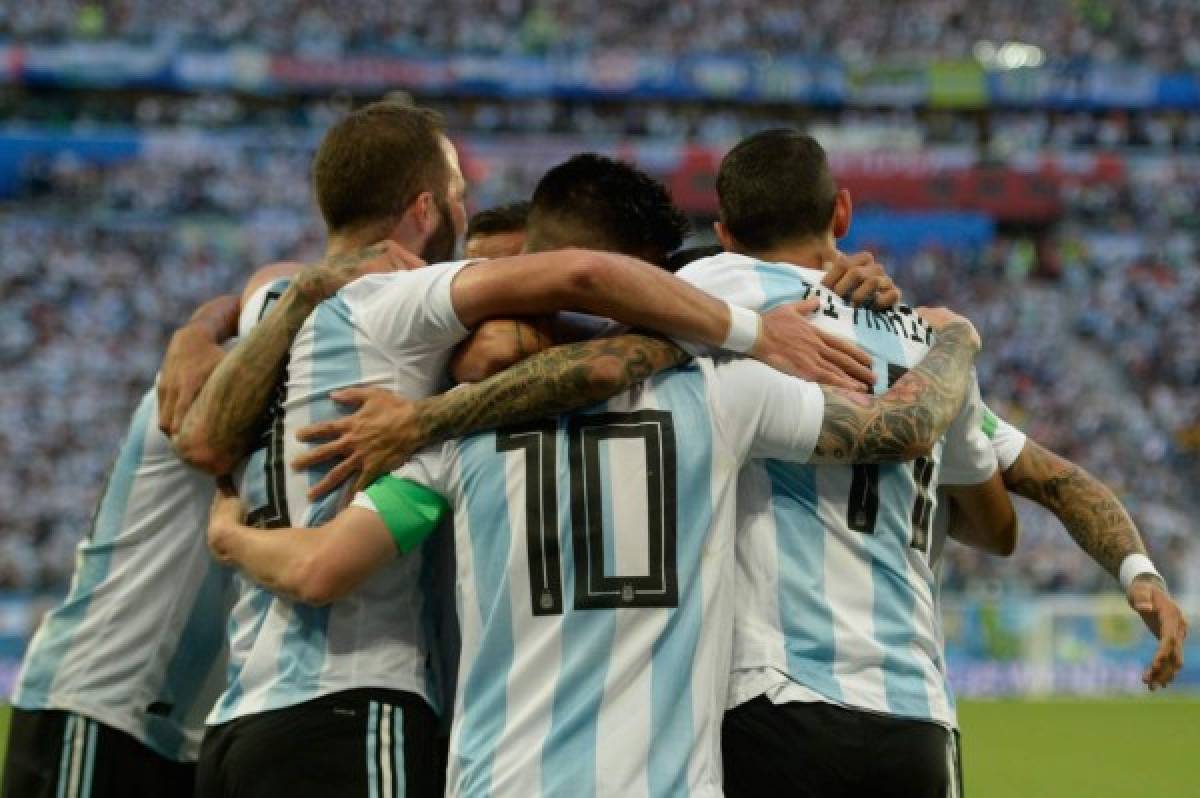 Argentina's forward Lionel Messi (#10) celebrates his goal with teammates during the Russia 2018 World Cup Group D football match between Nigeria and Argentina at the Saint Petersburg Stadium in Saint Petersburg on June 26, 2018. / AFP PHOTO / Olga MALTSEVA / RESTRICTED TO EDITORIAL USE - NO MOBILE PUSH ALERTS/DOWNLOADS