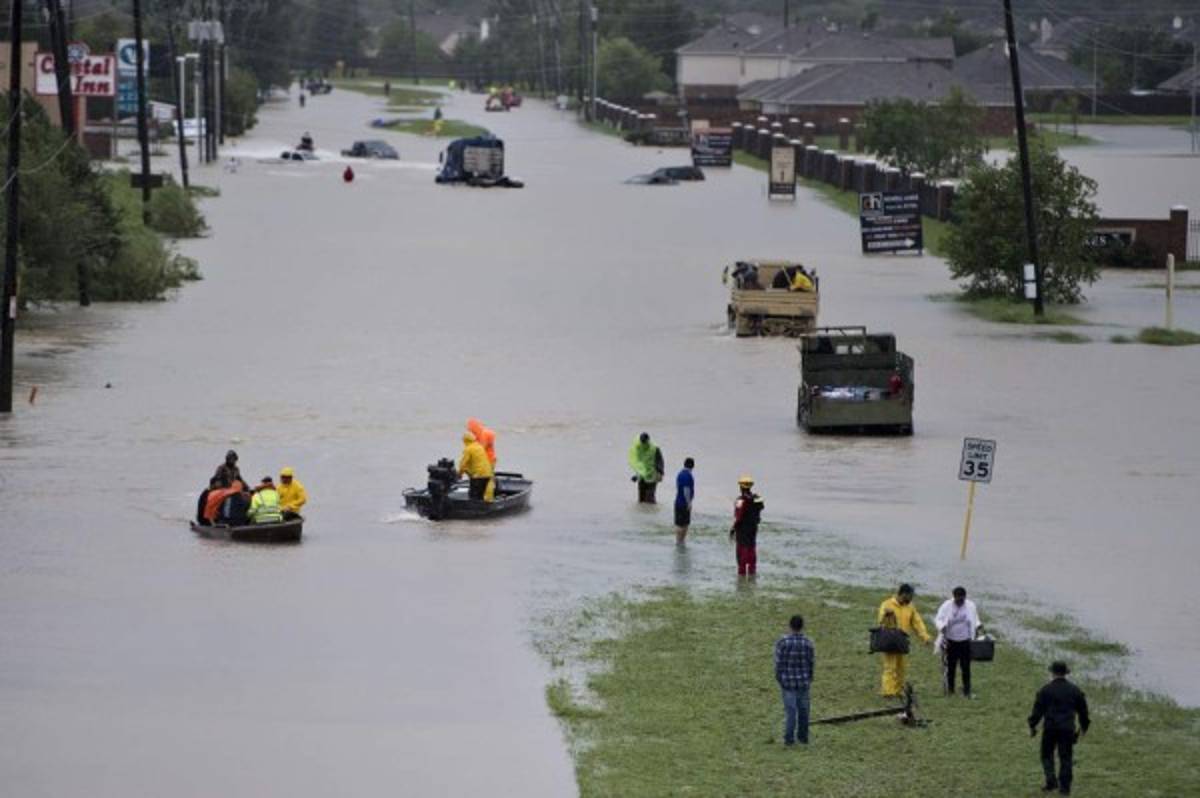 INFORME ESPECIAL: Continúan los desastres del huracán Harvey; Trump ya está en Texas