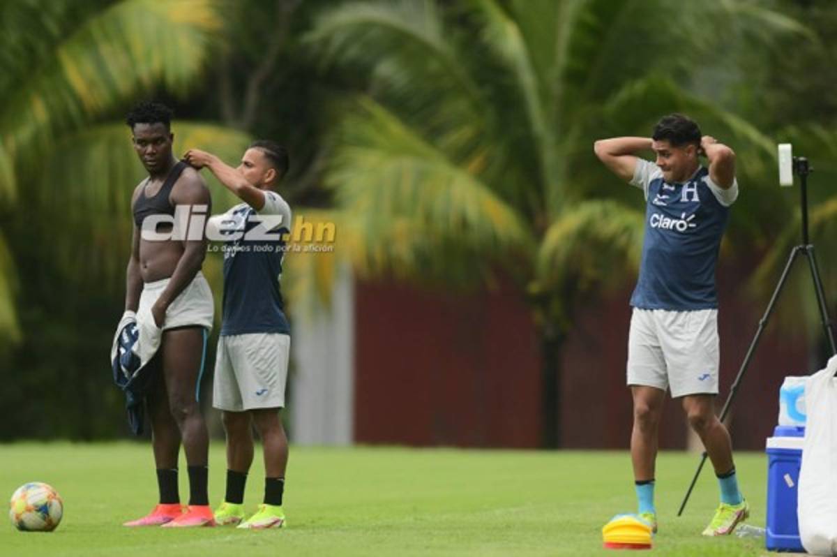 Consejos del Bolillo a un jugador y Kervin Arriaga toma precauciones: Las fotos del entreno de Honduras