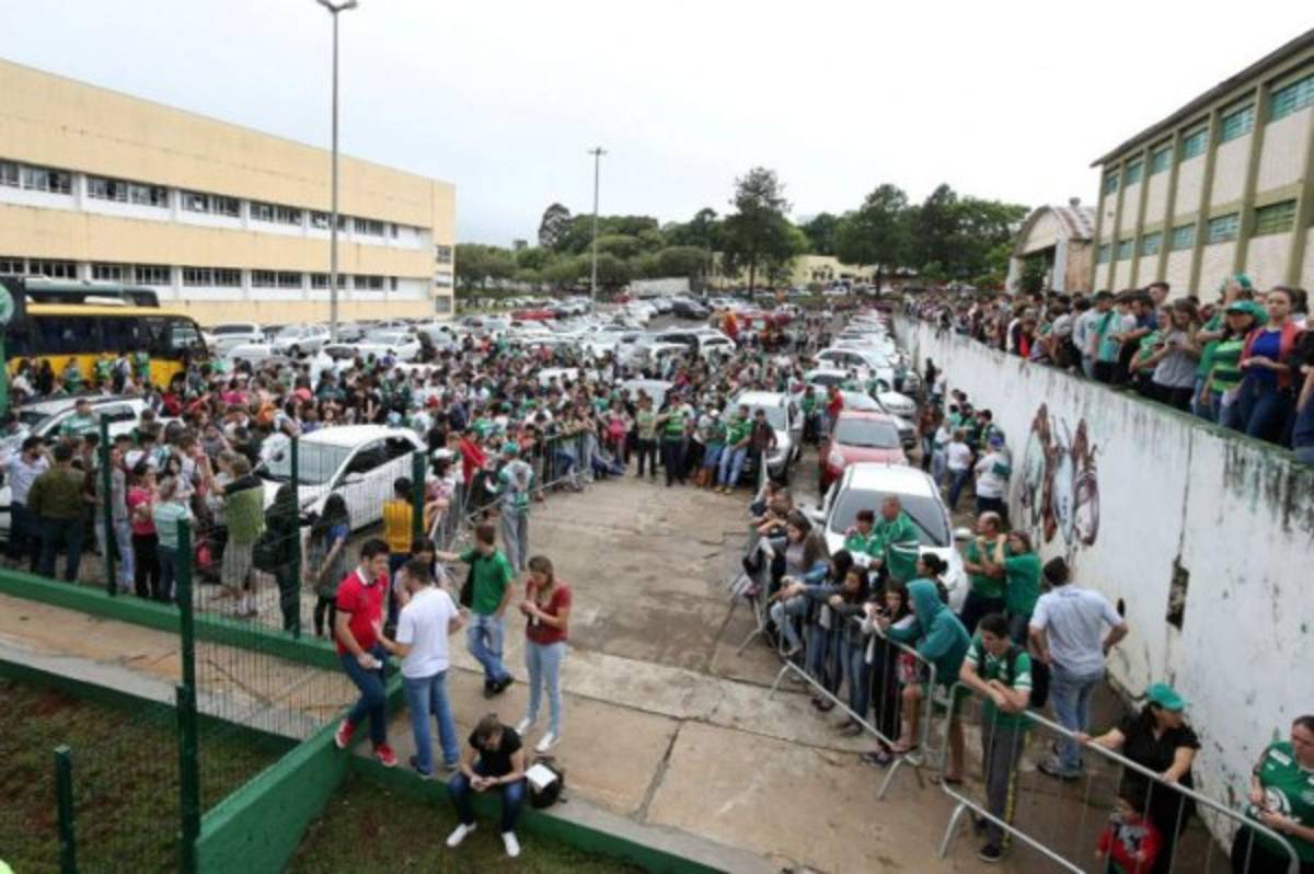 Llanto y dolor en familiares y aficionados del Chapecoense en Brasil