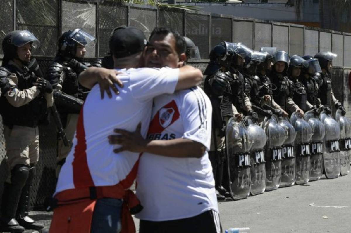 Fotos: La frustración de los hinchas en el Monumental tras la postergación de la final