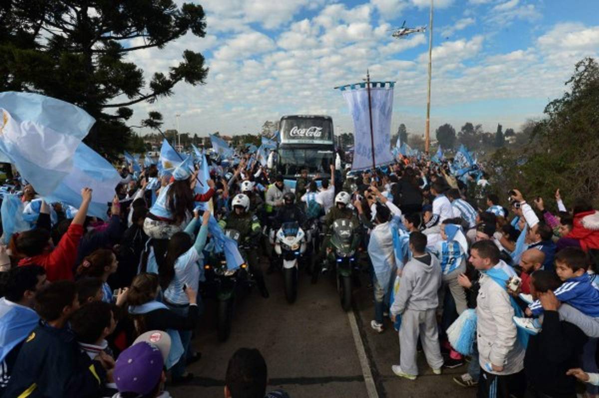 Argentina es recibida por miles de aficionados en Buenos Aires