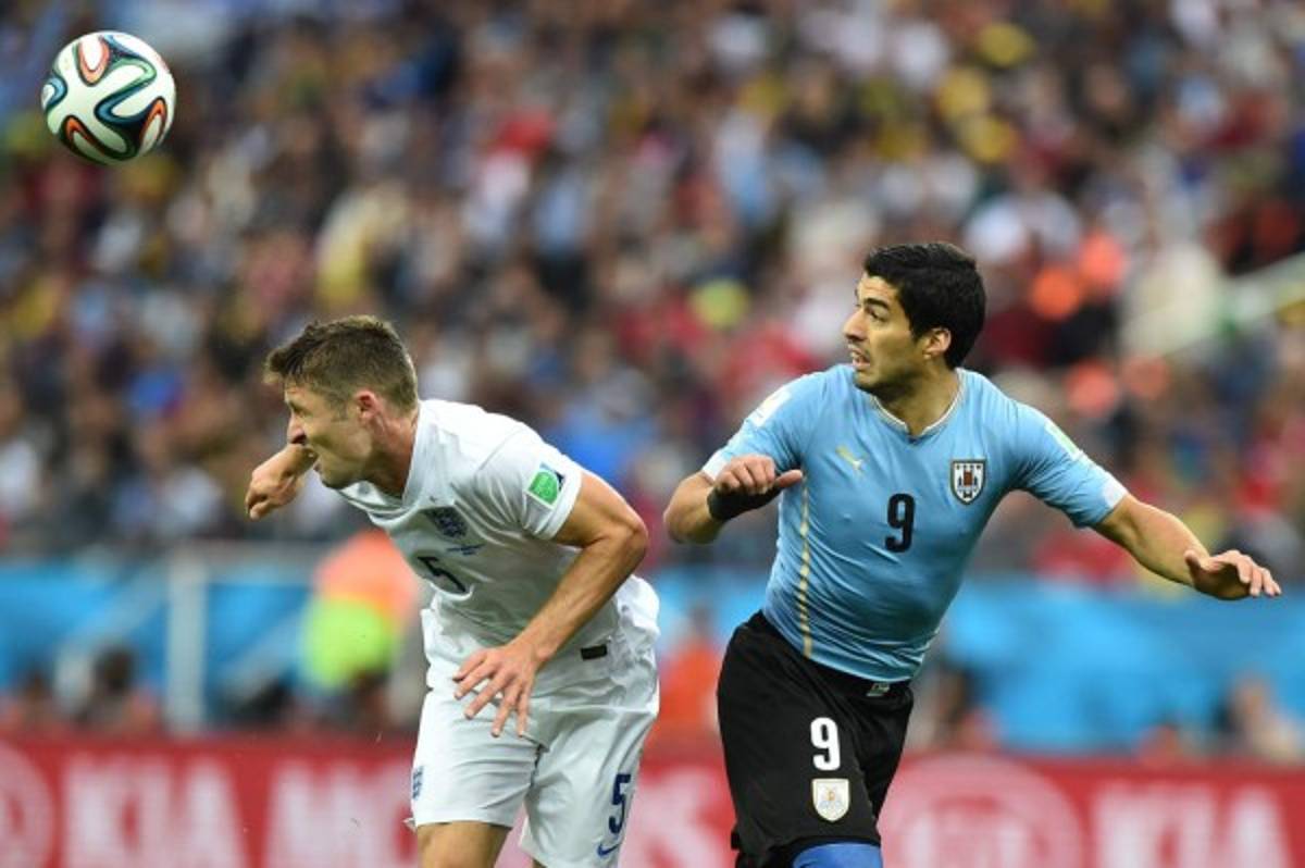 Uruguay ganó 2-1 a Inglaterra con un doblete de Luis Suárez