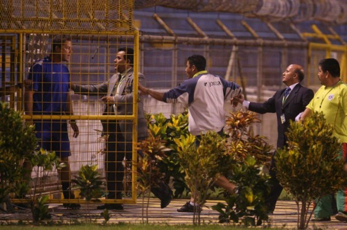 Las 'rabietas' más recordadas de los entrenadores hondureños por las que fueron expulsados