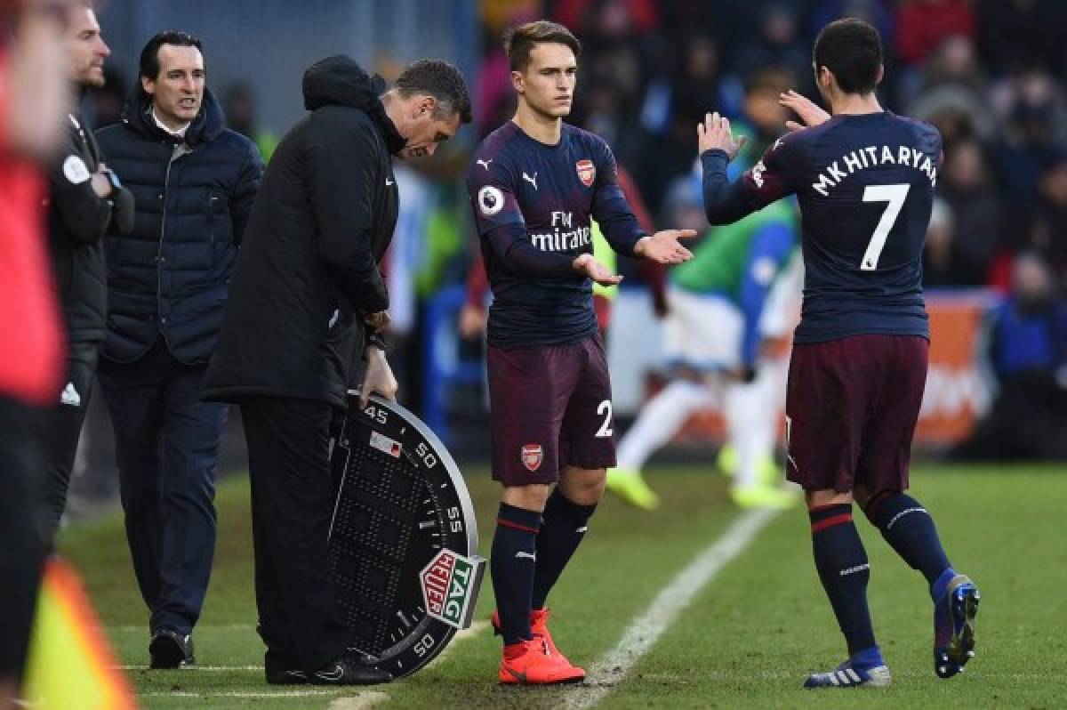 Arsenal's Spanish head coach Unai Emery (L) watches as Arsenal's Armenian midfielder Henrikh Mkhitaryan (R) leaves the pitch after being substituted off for Arsenal's Spanish midfielder Denis Suarez during the English Premier League football match between Huddersfield Town and Arsenal at the John Smith's stadium in Huddersfield, northern England on February 9, 2019. (Photo by Oli SCARFF / AFP) / RESTRICTED TO EDITORIAL USE. No use with unauthorized audio, video, data, fixture lists, club/league logos or 'live' services. Online in-match use limited to 120 images. An additional 40 images may be used in extra time. No video emulation. Social media in-match use limited to 120 images. An additional 40 images may be used in extra time. No use in betting publications, games or single club/league/player publications. /