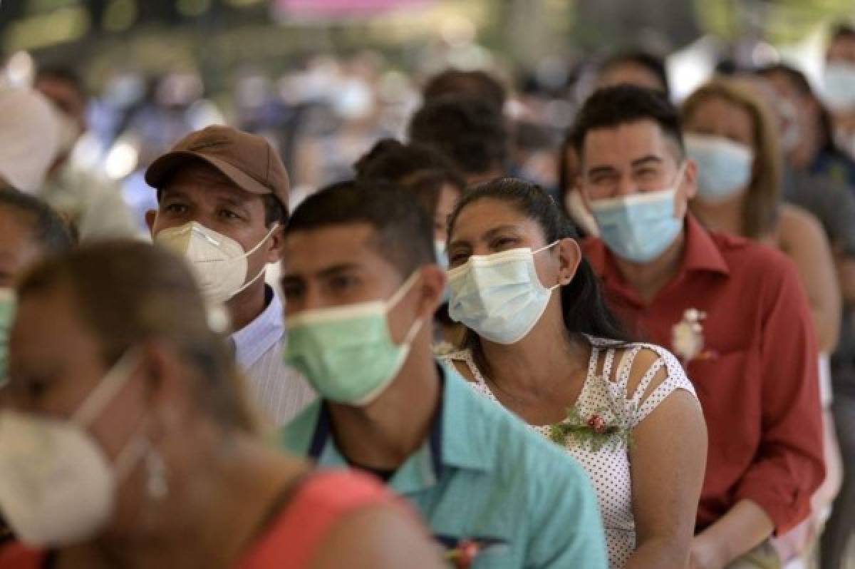 ¡Locura de amor en San Valentín! Un total de 44 parejas salvadoreñas celebran boda colectiva en el parque de los enamorados