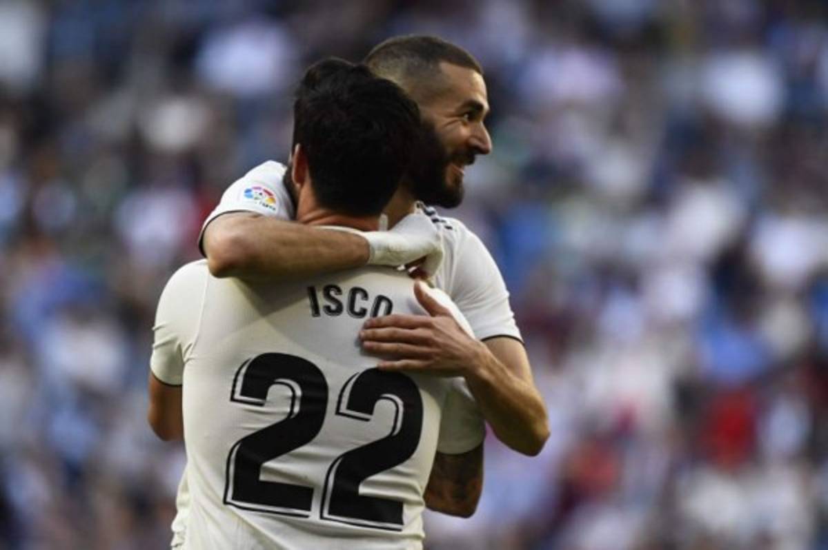 ¡Amor y feli-Zidane en el Bernabéu! A Florentino le sacaron dos fuertes pancartas