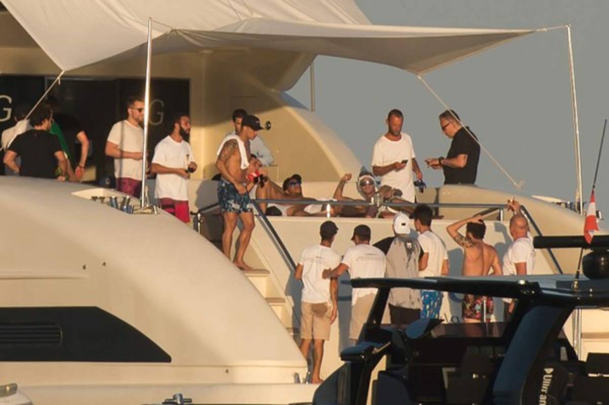 Neymar se relaja en lujoso yate mientras le autorizan jugar con PSG