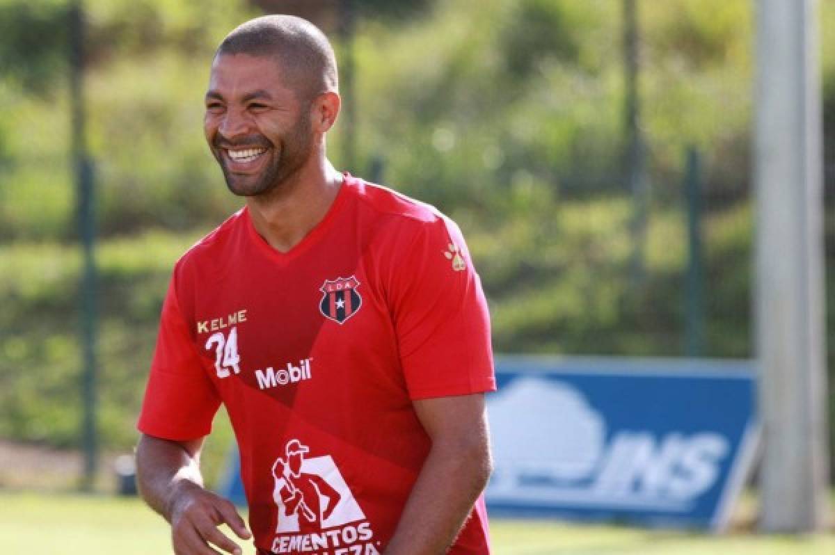 ¿Seguirá Alex López? Posibles fichajes en Alajuelense y movimientos tras salir campeones