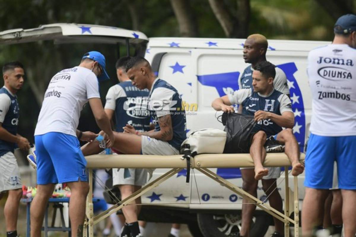 Consejos del Bolillo a un jugador y Kervin Arriaga toma precauciones: Las fotos del entreno de Honduras