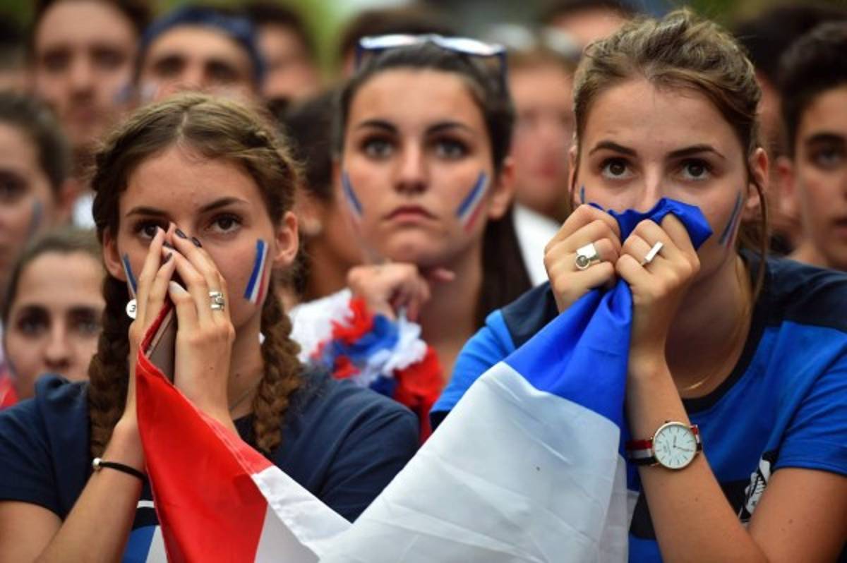El toque femenino: Las bellezas en el Francia-Alemania