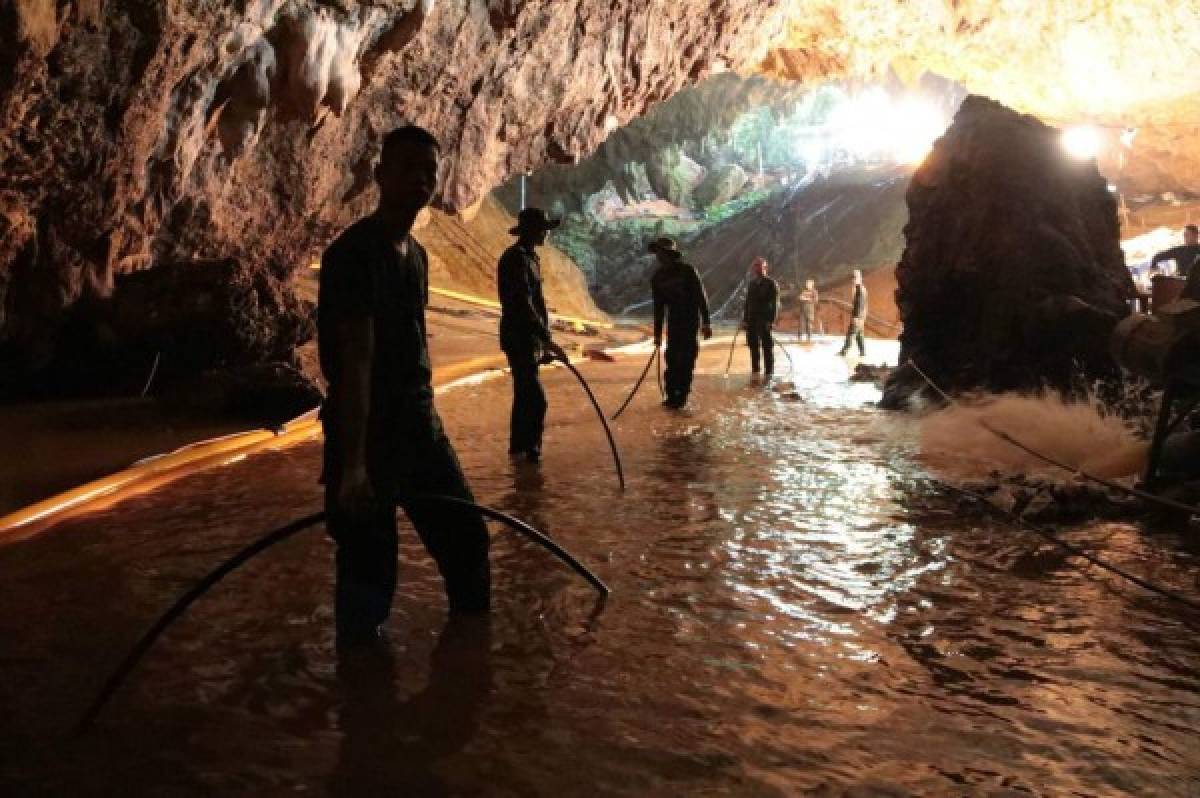 ¡El mundo aplaude! Rescatados los 12 niños y su entrenador de la cueva inundada en Tailandia  