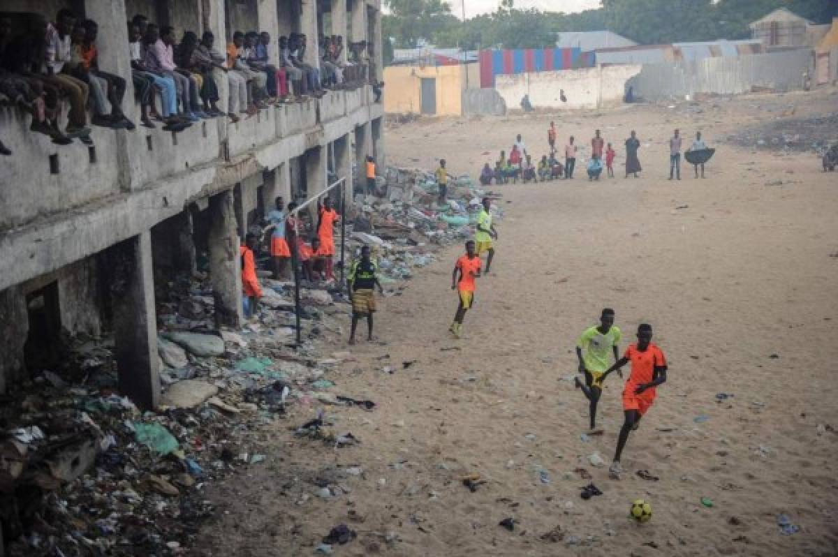 ¡IMPACTANTE! La triste realidad de como juegan fútbol los niños en Mogadishu, Somalia