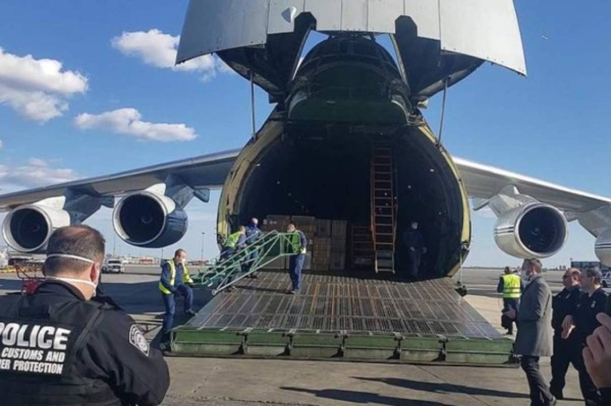 Rusia envía un avión con suministros para combatir el coronavirus en Estados Unidos