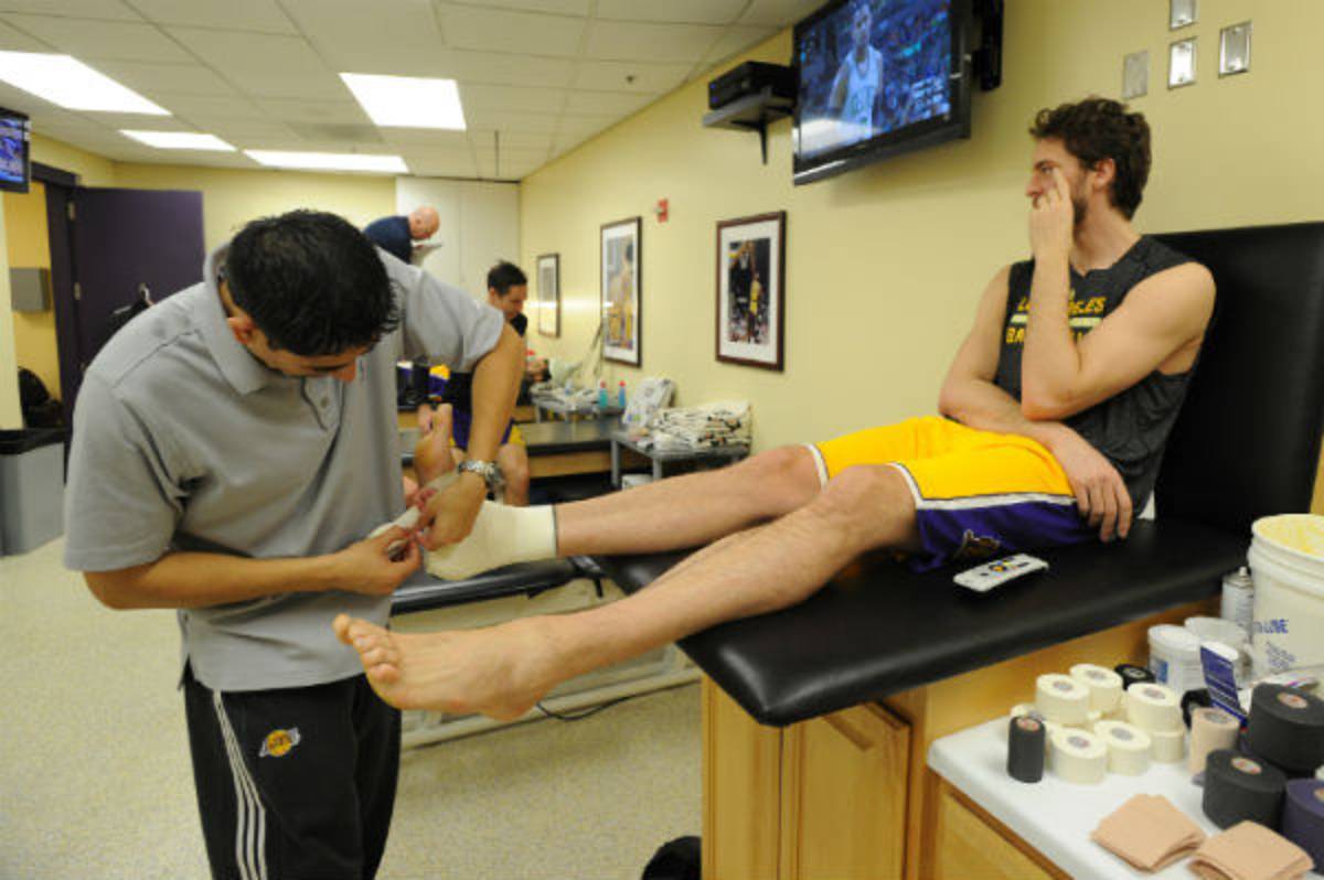 Lakers completa juegos de entrenamiento con dos entrenadores