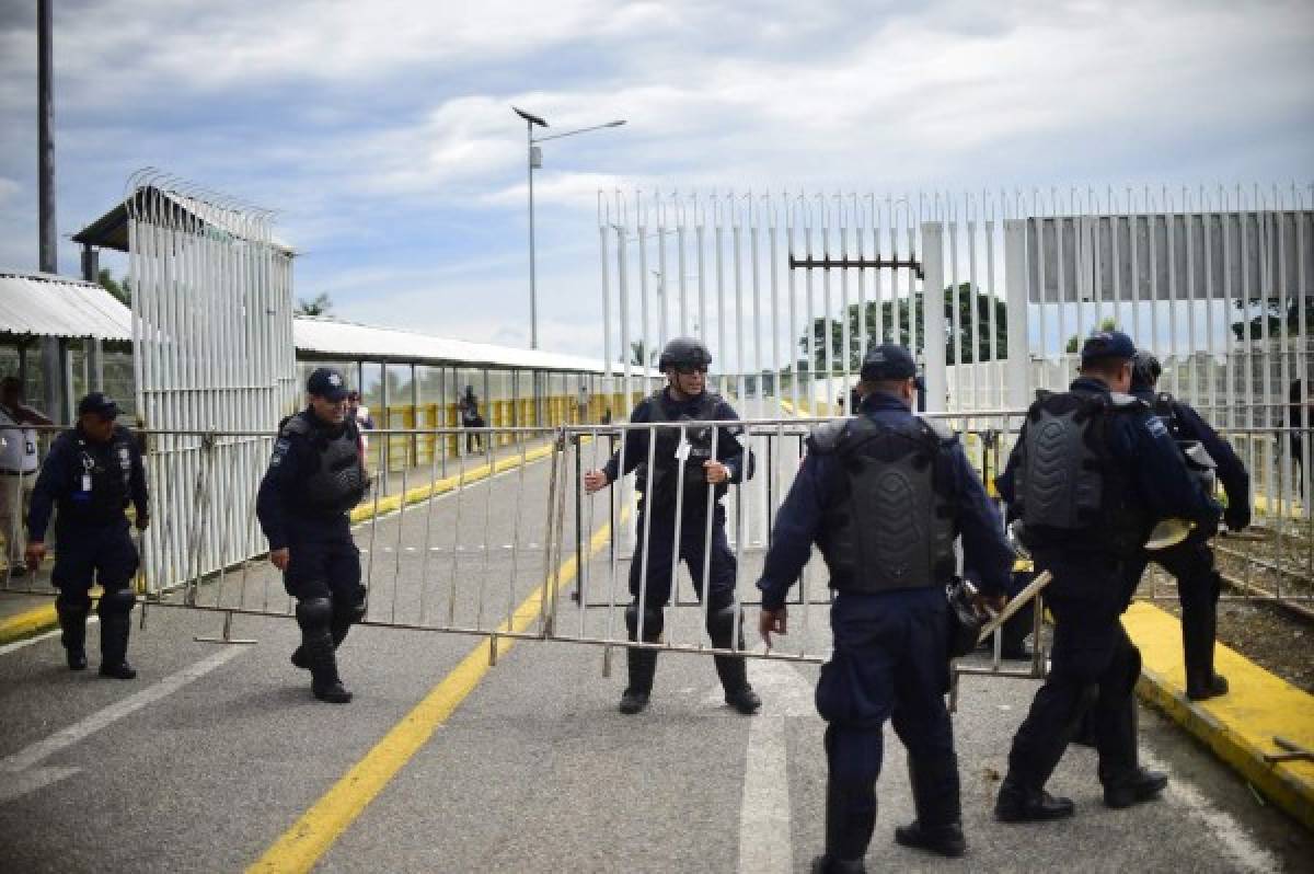 EN FOTOS: Así rompieron barrera de seguridad la caravana de migrantes en México