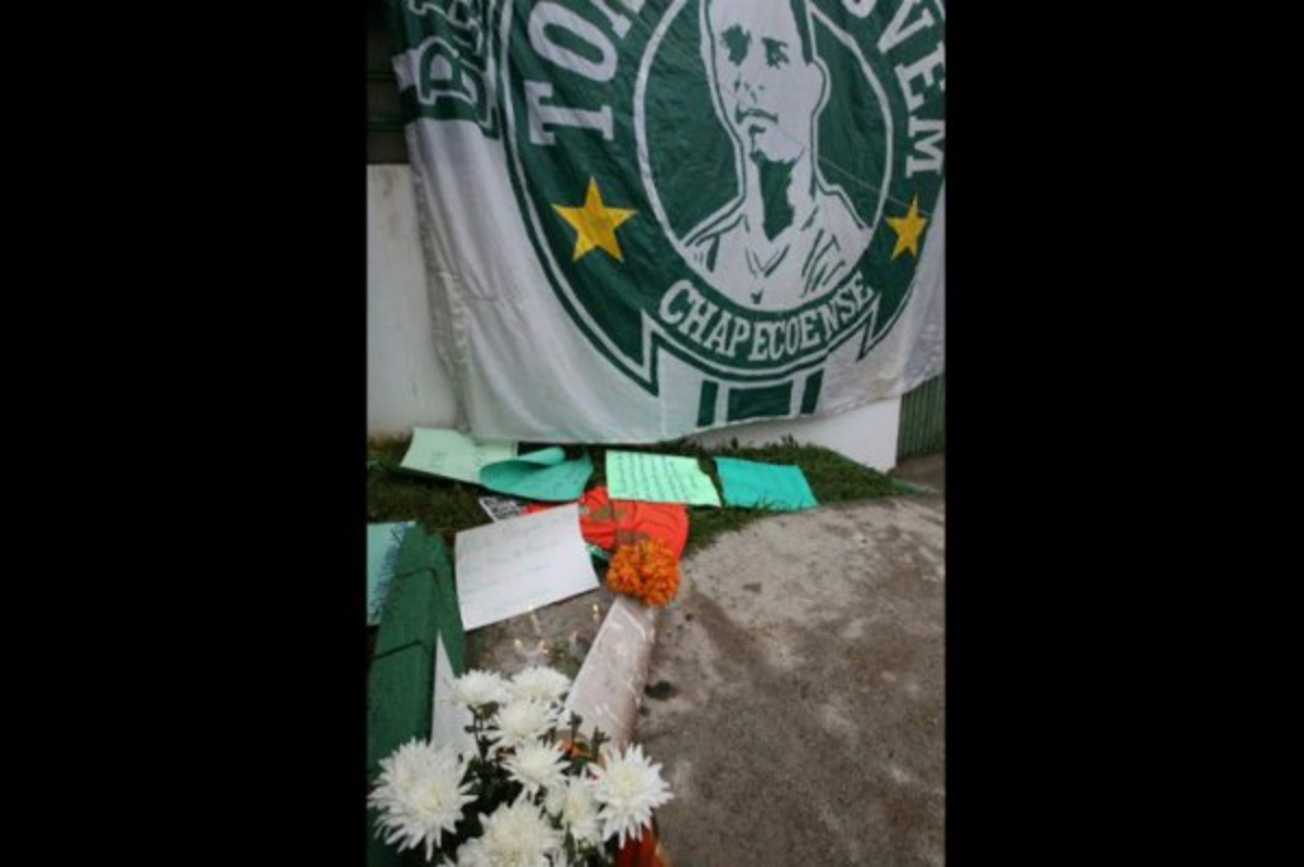 Llanto y dolor en familiares y aficionados del Chapecoense en Brasil