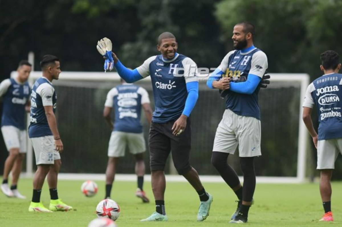 Consejos del Bolillo a un jugador y Kervin Arriaga toma precauciones: Las fotos del entreno de Honduras
