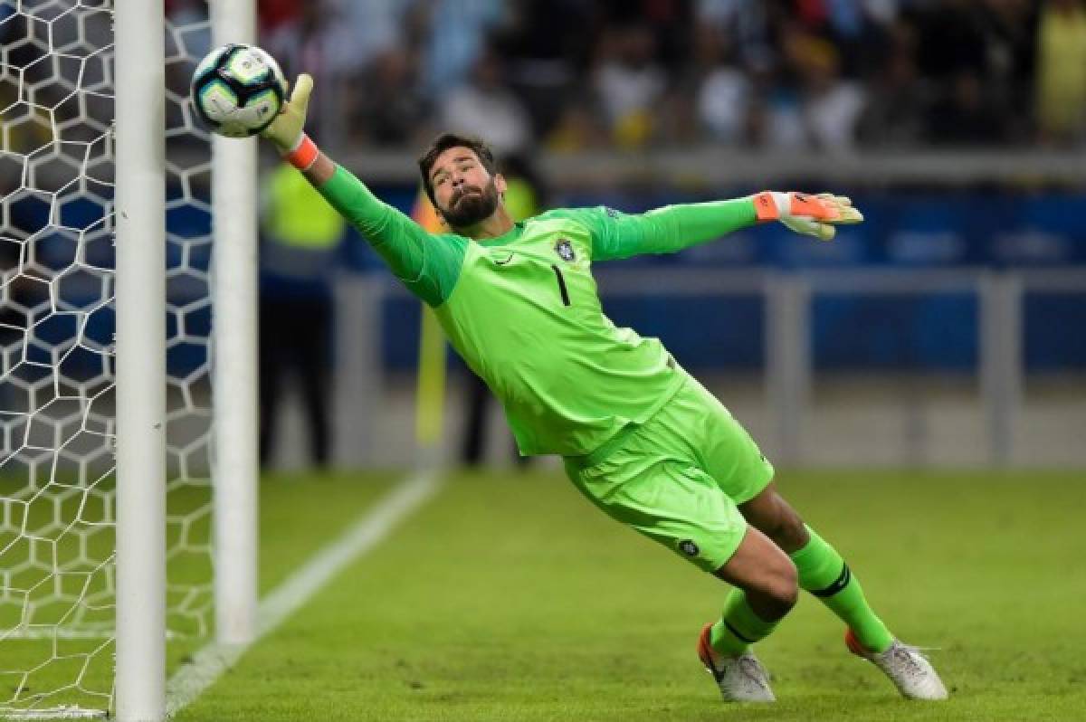 No puede viajar: El drama que vive Alisson Becker horas después de la muerte de su padre en Brasil