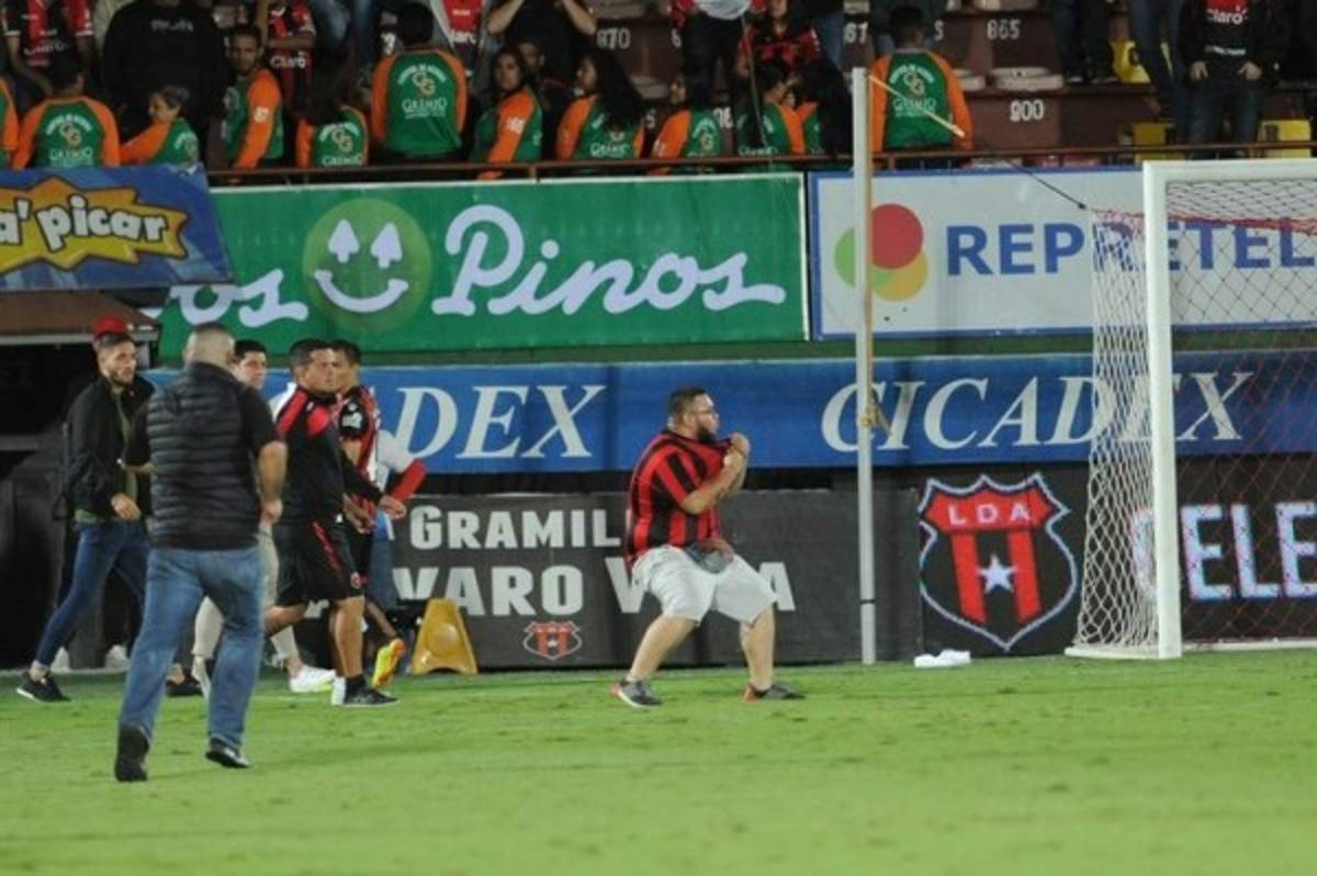 ¡Caos en el Morera Soto! Aficionados enardecidos se meten a la cancha a increpar a los jugadores del Alajuelense