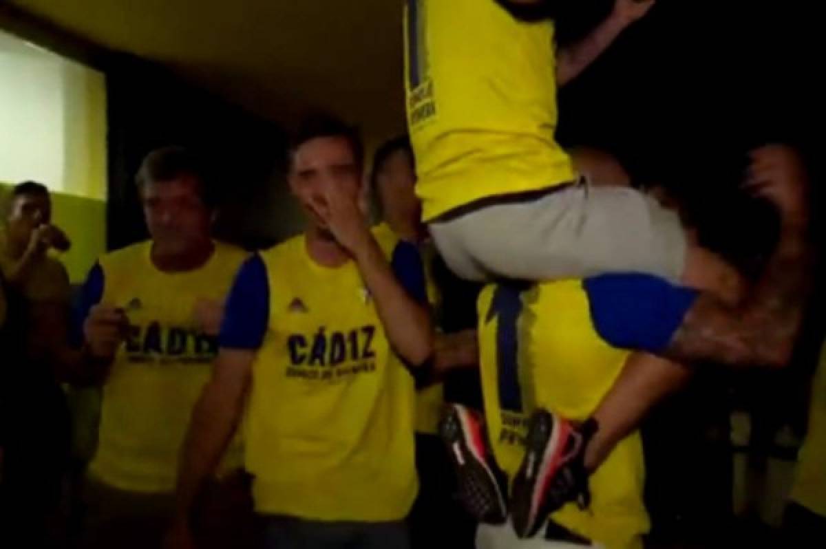 ¡A Primera oé! Las imágenes del eufórico festejo del Cádiz del Choco tras sellar el ascenso