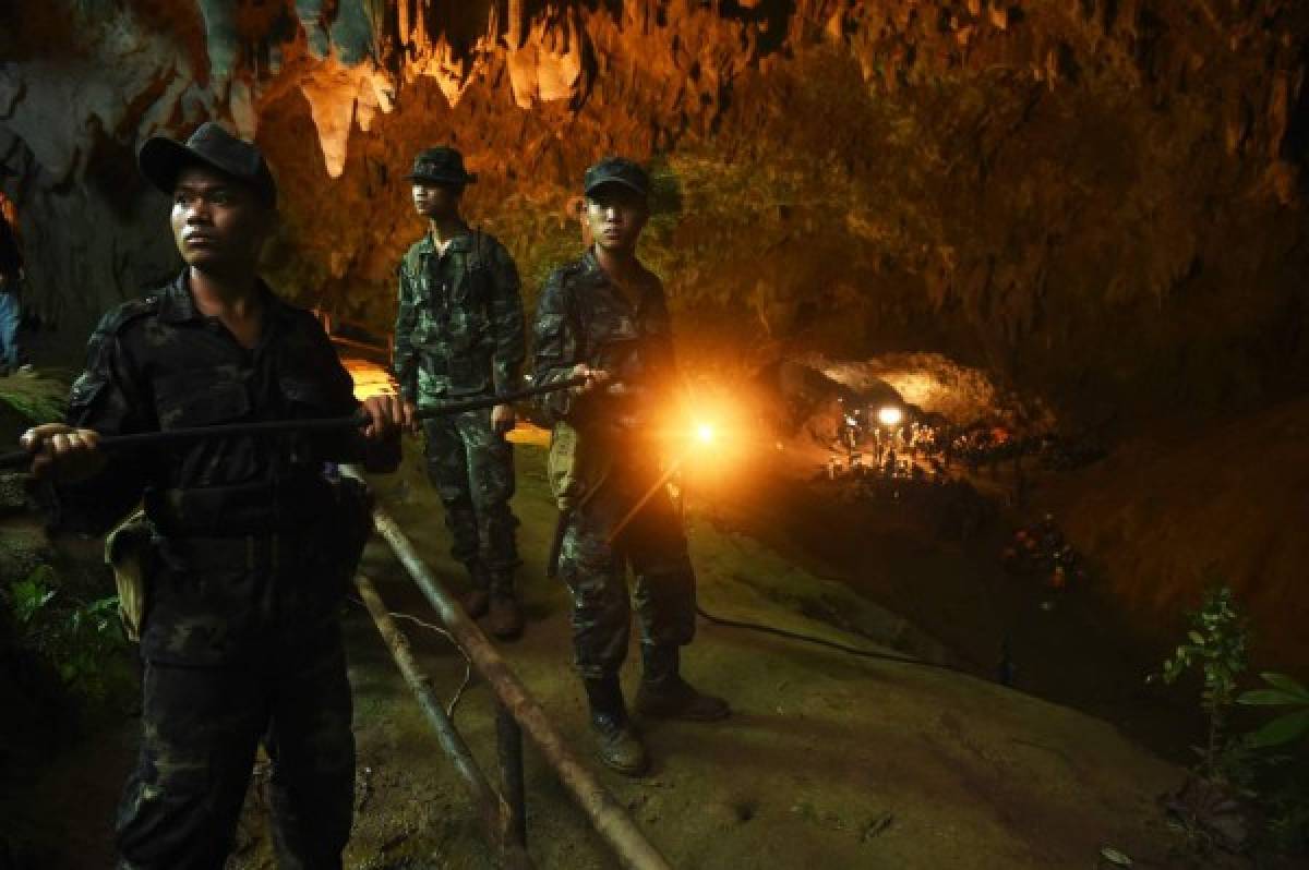 ¡El mundo aplaude! Rescatados los 12 niños y su entrenador de la cueva inundada en Tailandia  