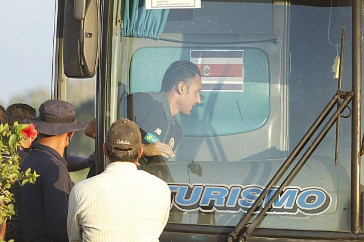 Blindados y bien custodiados llegaron los ticos a Honduras