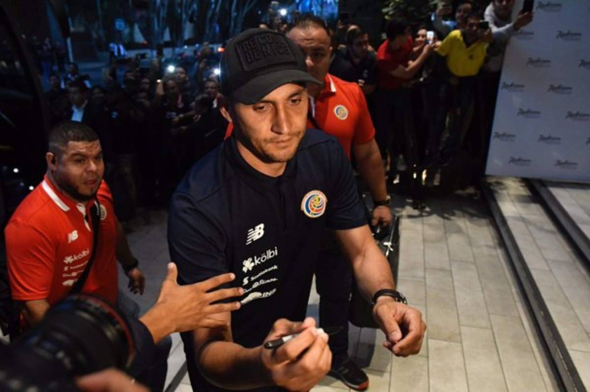 ¡Autógrafos, selfies y lágrimas! Keylor Navas desata locura a su llegada a Guatemala