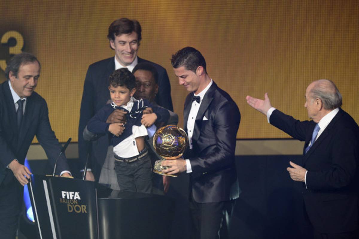 Cristiano entre lágrimas recibe el Balón de Oro 2013