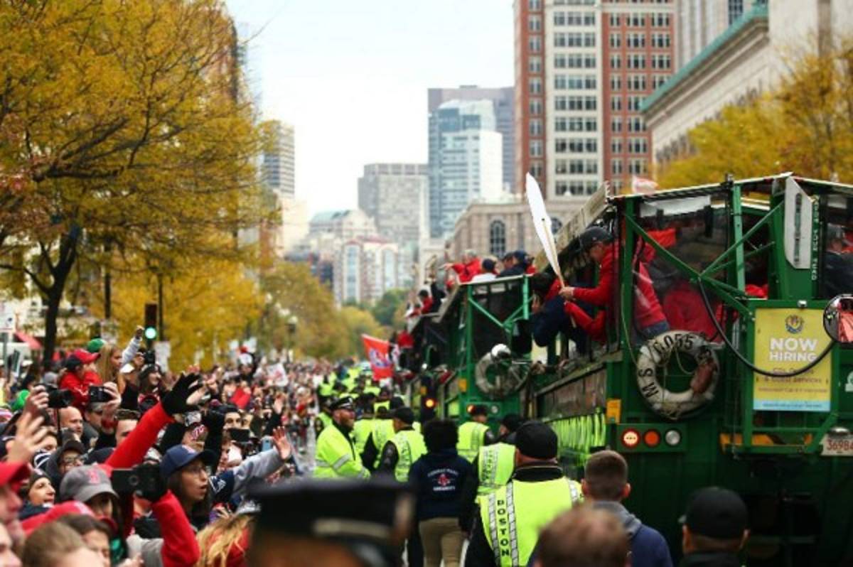 Aficionados de los Red Sox abarrotan calles de Bostón para celebrar la Serie Mundial