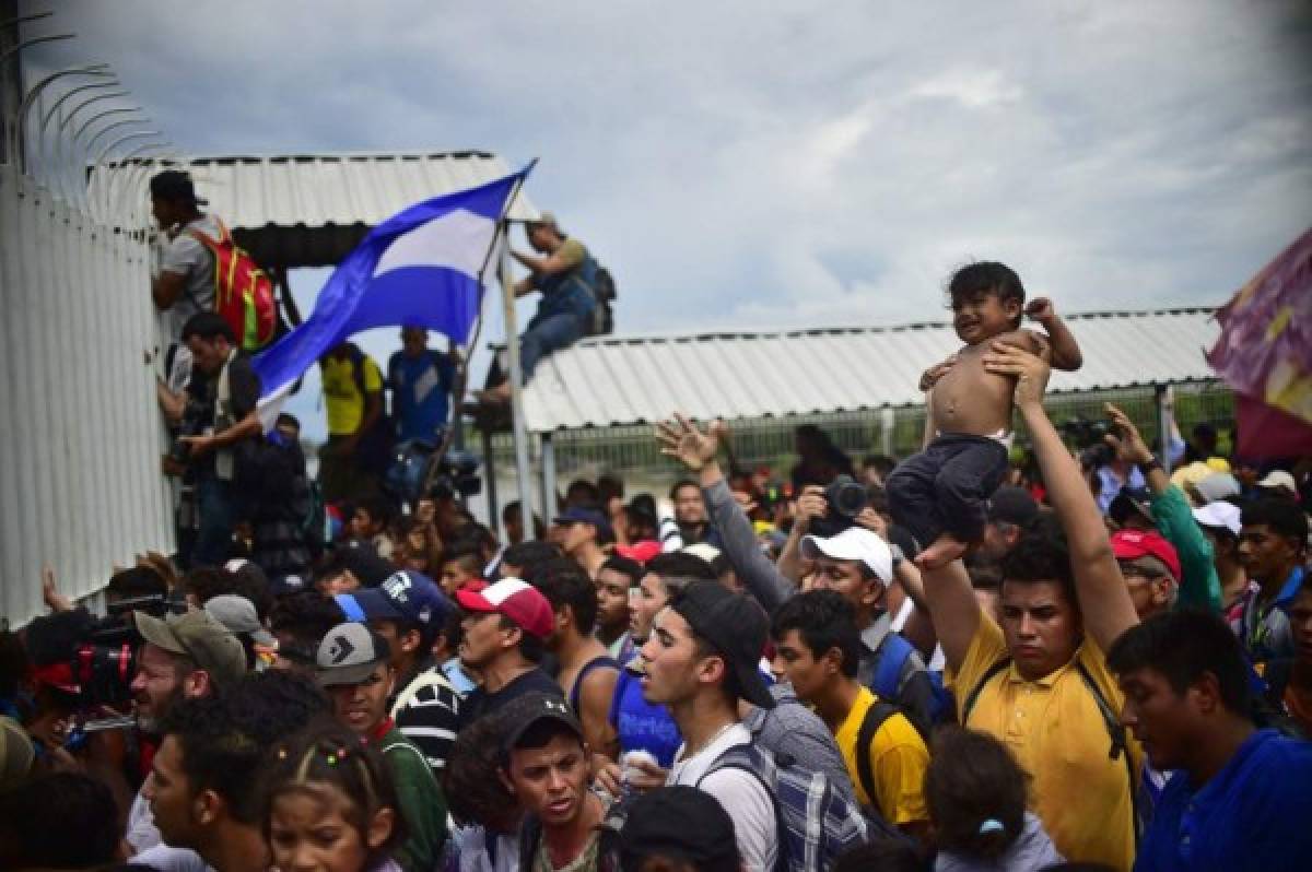 EN FOTOS: Así rompieron barrera de seguridad la caravana de migrantes en México