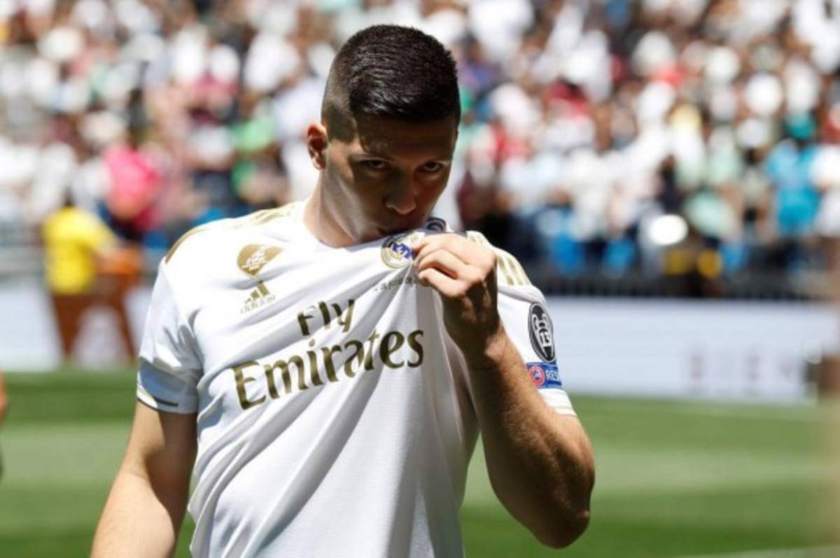 El emotivo abrazo de Florentino, el beso al escudo y la selfie: Así fue la presentación de Luka Jovic en el Real Madrid