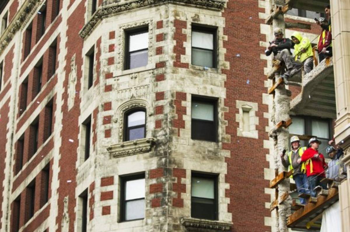 Aficionados de los Red Sox abarrotan calles de Bostón para celebrar la Serie Mundial