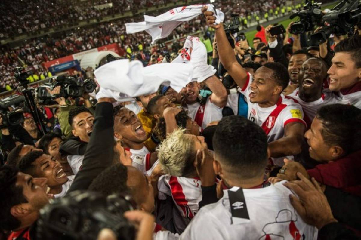 ¡UNA LOCURA! Así festejó Perú su regreso a un Mundial de Fútbol