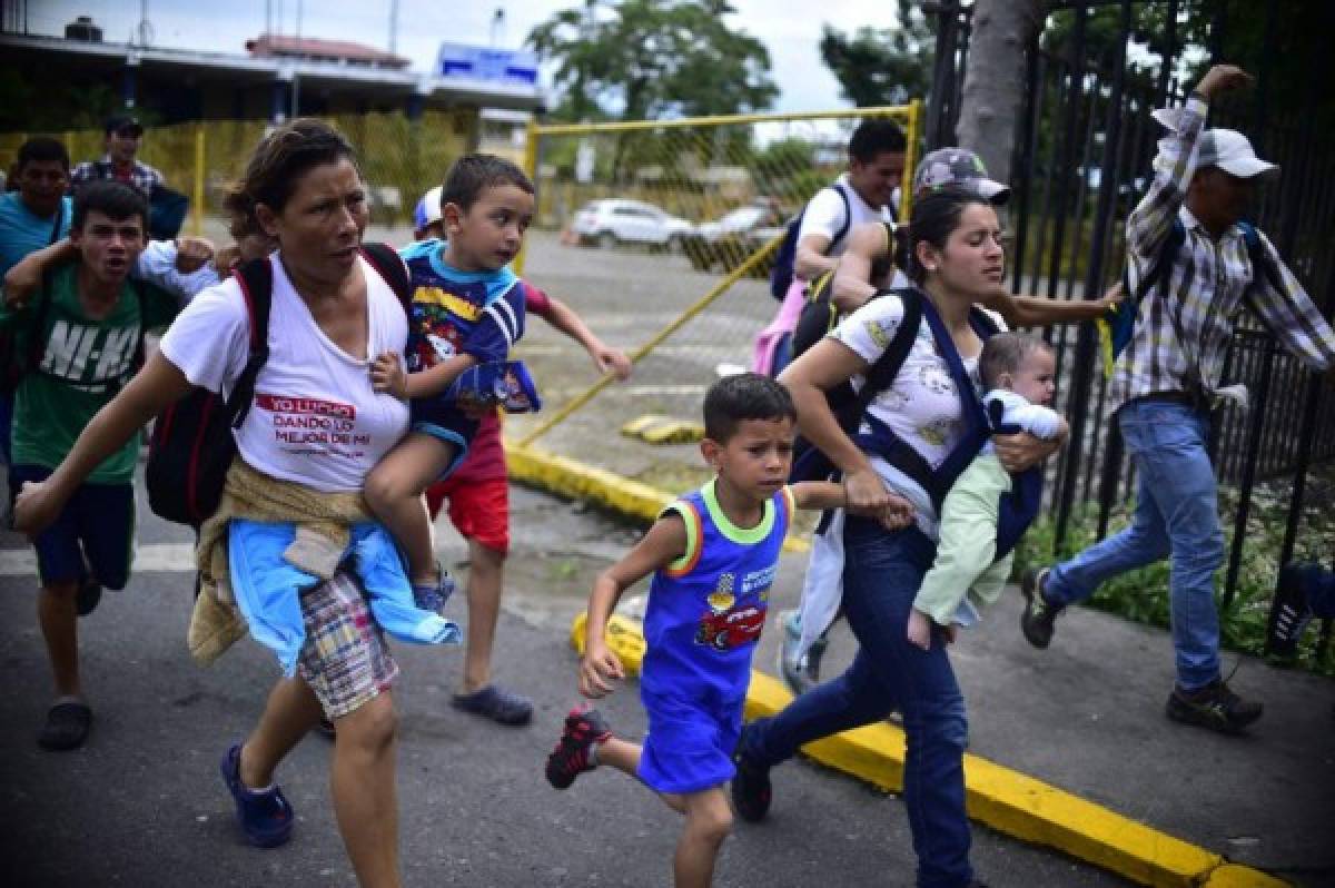 EN FOTOS: Así rompieron barrera de seguridad la caravana de migrantes en México