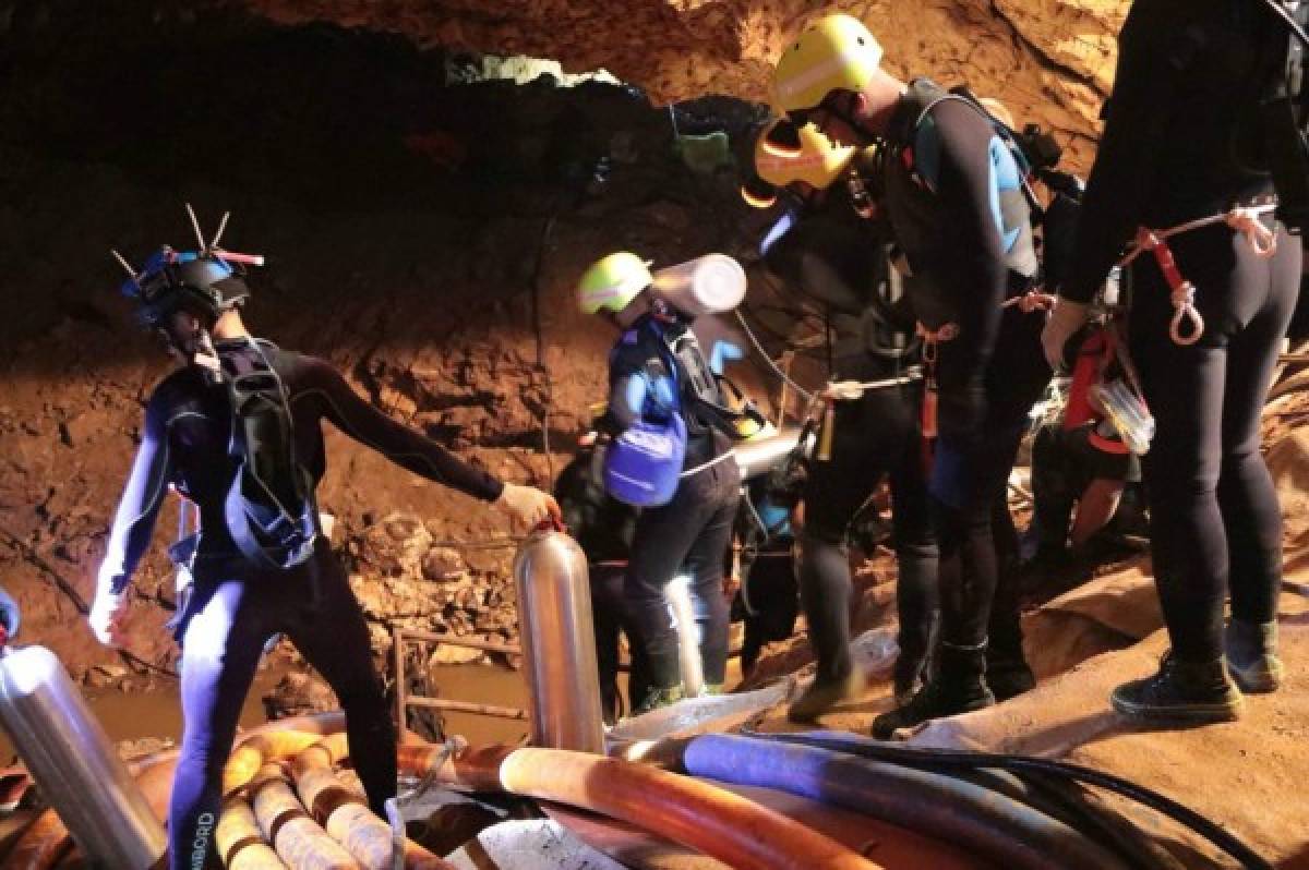 ¡El mundo aplaude! Rescatados los 12 niños y su entrenador de la cueva inundada en Tailandia  