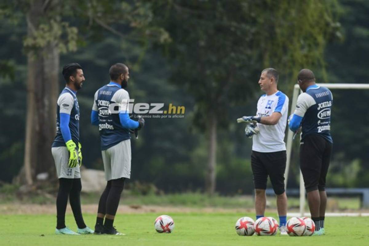 Consejos del Bolillo a un jugador y Kervin Arriaga toma precauciones: Las fotos del entreno de Honduras